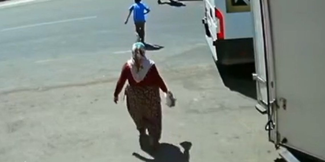 İş makinesinin kardeşlere çarptığı kaza anı güvenlik kamerasında