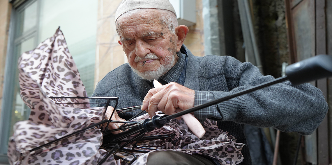 Türkiye'nin en yaşlı şemsiye tamircisi