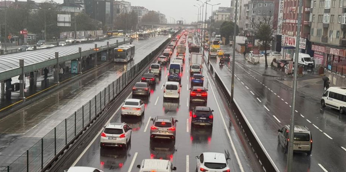 İstanbul’da trafik yoğunluğu oluştu, işe gitmek isteyen vatandaşlar zor anlar yaşadı