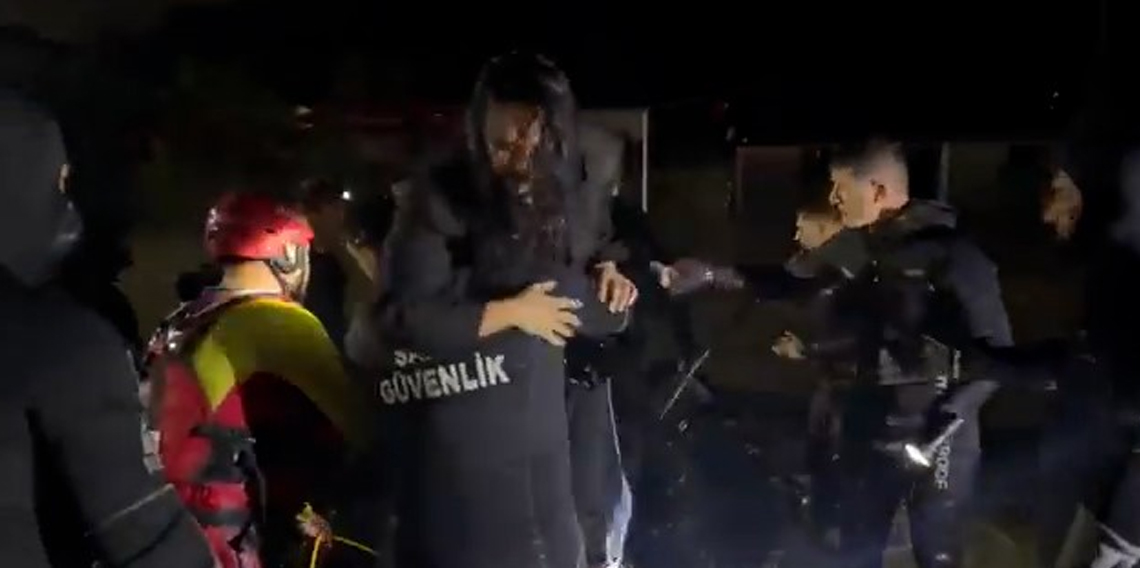 Sarıyer'de selde mahsur kalan oyuncu Demet Özdemir kurtarıldı