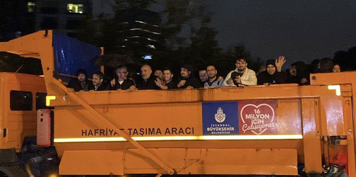 Sarıyer’de mahsur kalan 200’ün üzerinde çalışan, kamyonlarla kurtarıldı