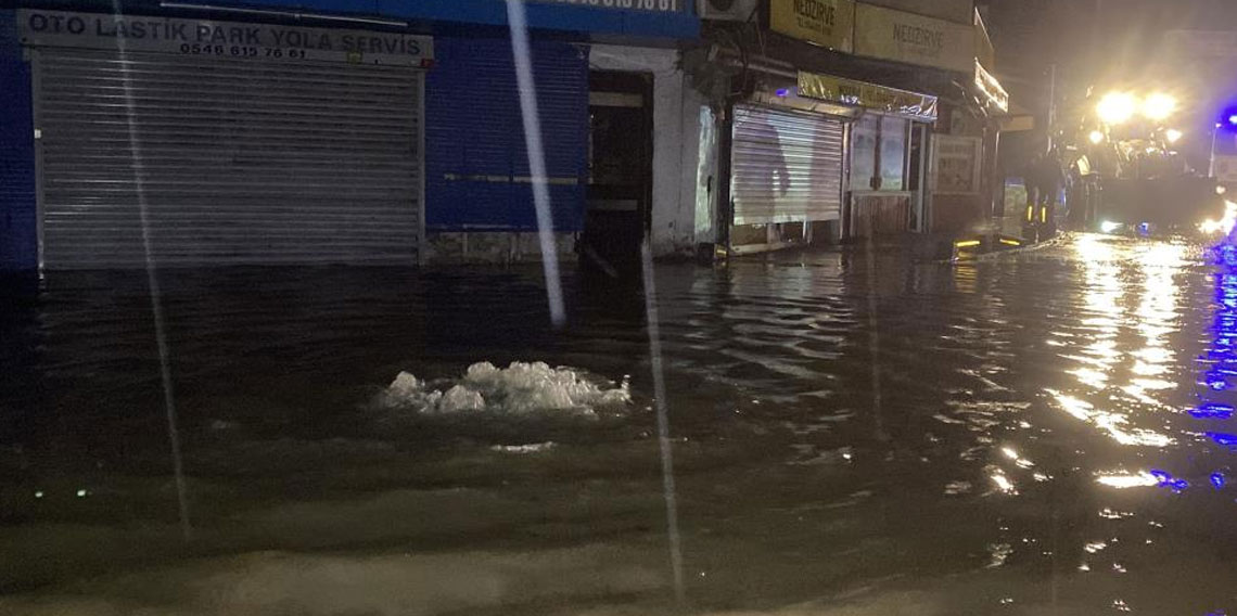 Sarıyer’de selde yolun karşısına geçmeye çalışırken düşen bir kişi hayatını kaybetti