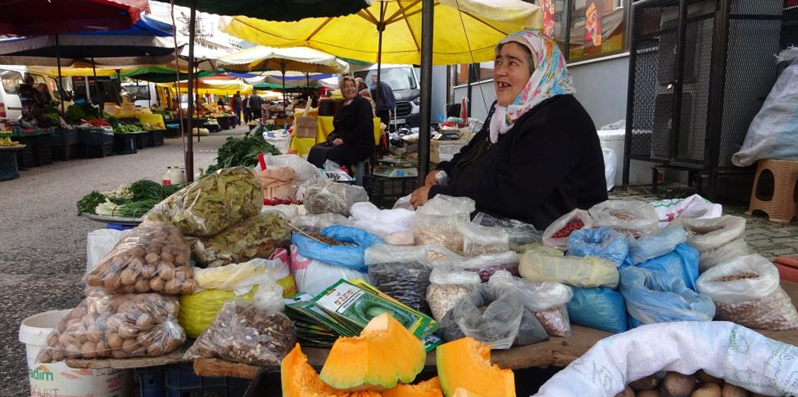 Giresunlu kadınlar yetişdirdikleri ürünleri pazarda satarak aile ekonomilerine katkı sağlıyor