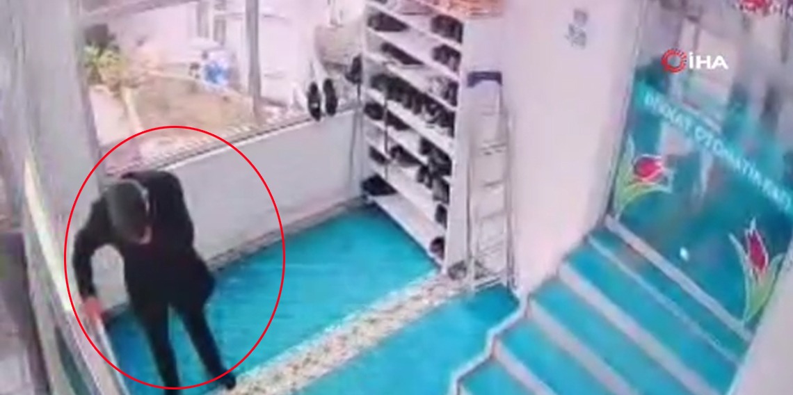Cuma namazı için geldiği camide kalp krizi geçirdi: O anlar kamerada