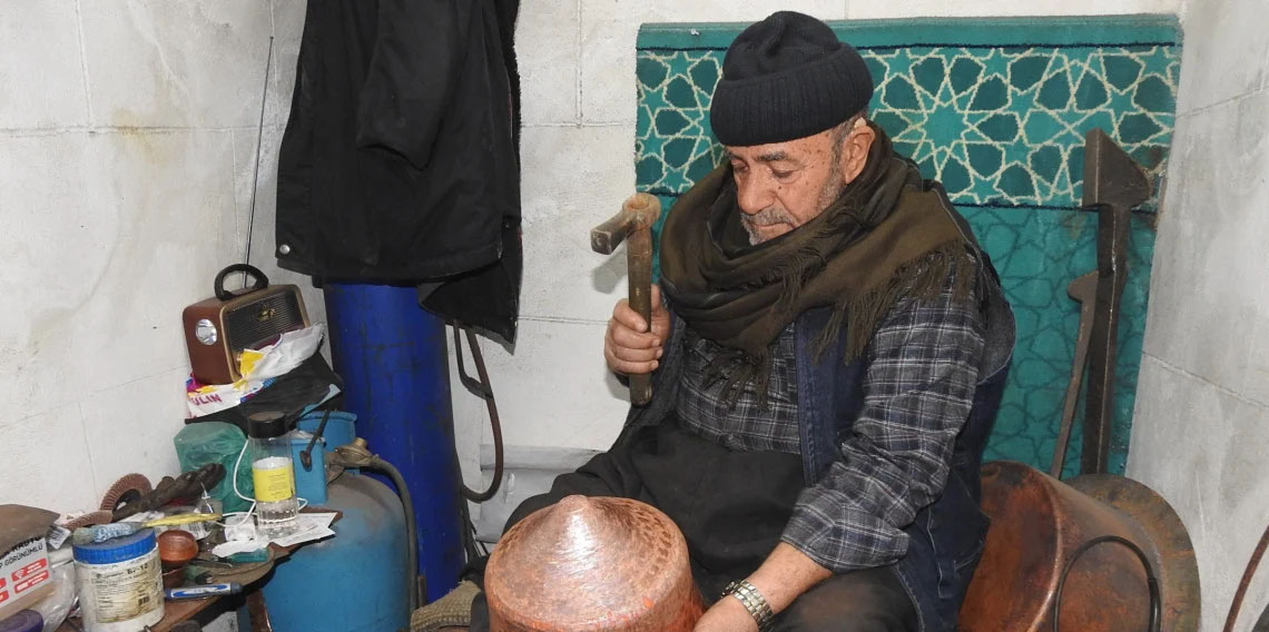 Gaziantep'te bir metrekarelik dükkanında 70 yıldır bakır işliyor