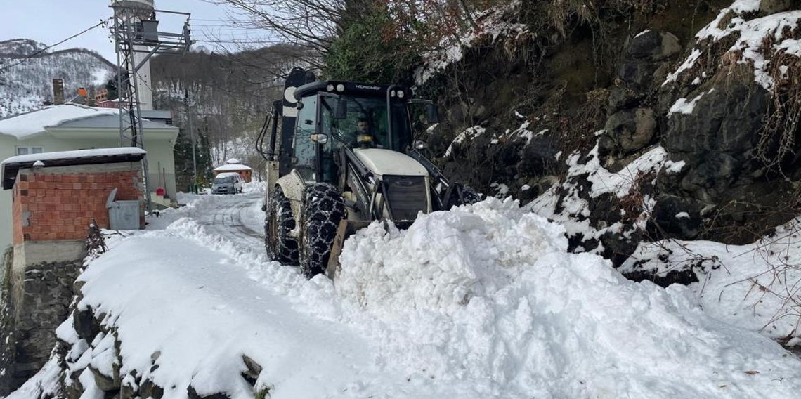 Trabzon’da kar nedeniyle kapanan mahalle yolları açılıyor