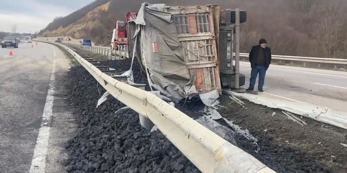 Samsun’da kömür yüklü tır yan yattı