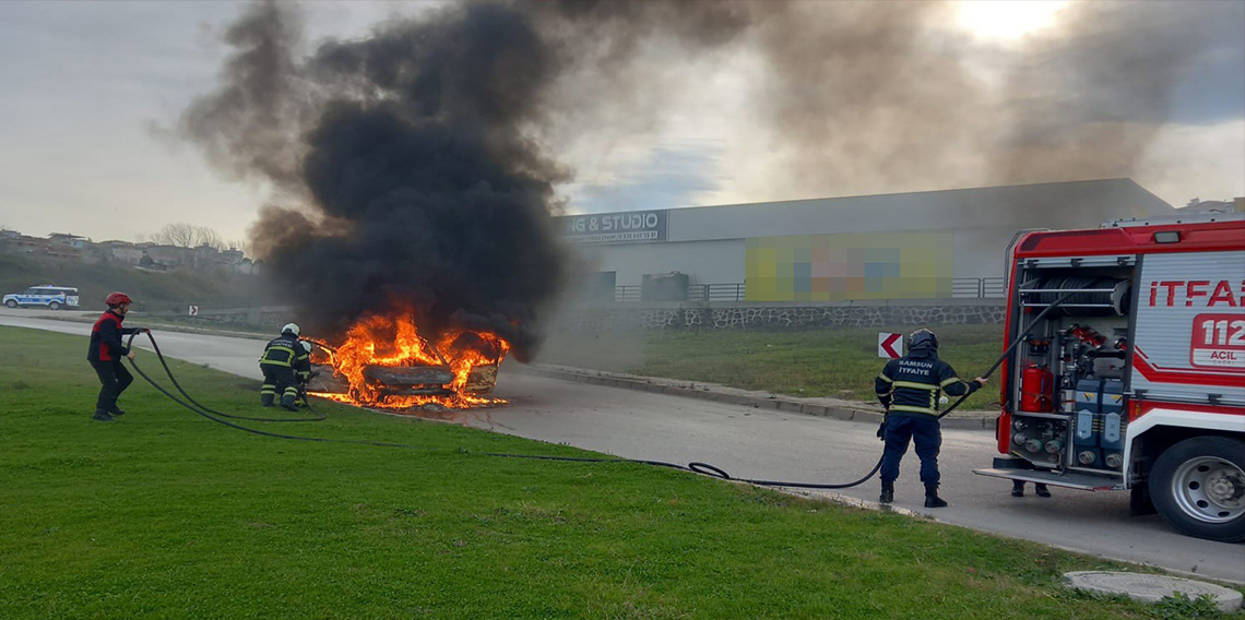 Samsun'da kız istemeden dönen ailenin aracı alev alev yandı