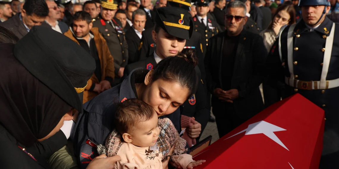 Adana şehidini dualarla uğurladı: Eşi ayakta durmakta zorlandı