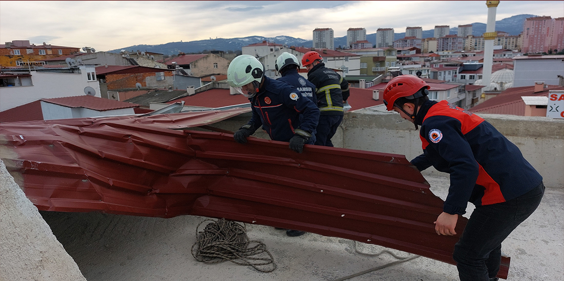 Samsun'da şiddetli lodostan çatılar uçtu