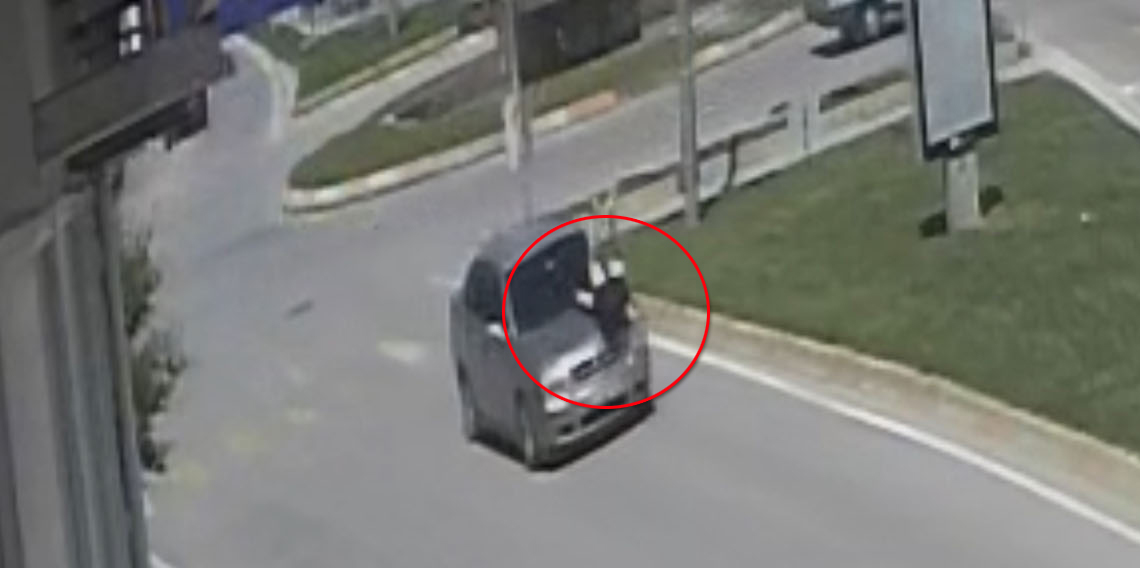 Yaya geçidinde geçen yayaya çarptı