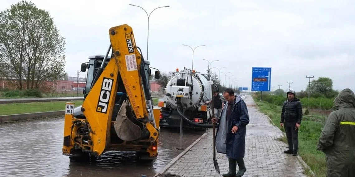Kütahya’da sağanak yağış etkili oldu, yollar göle döndü