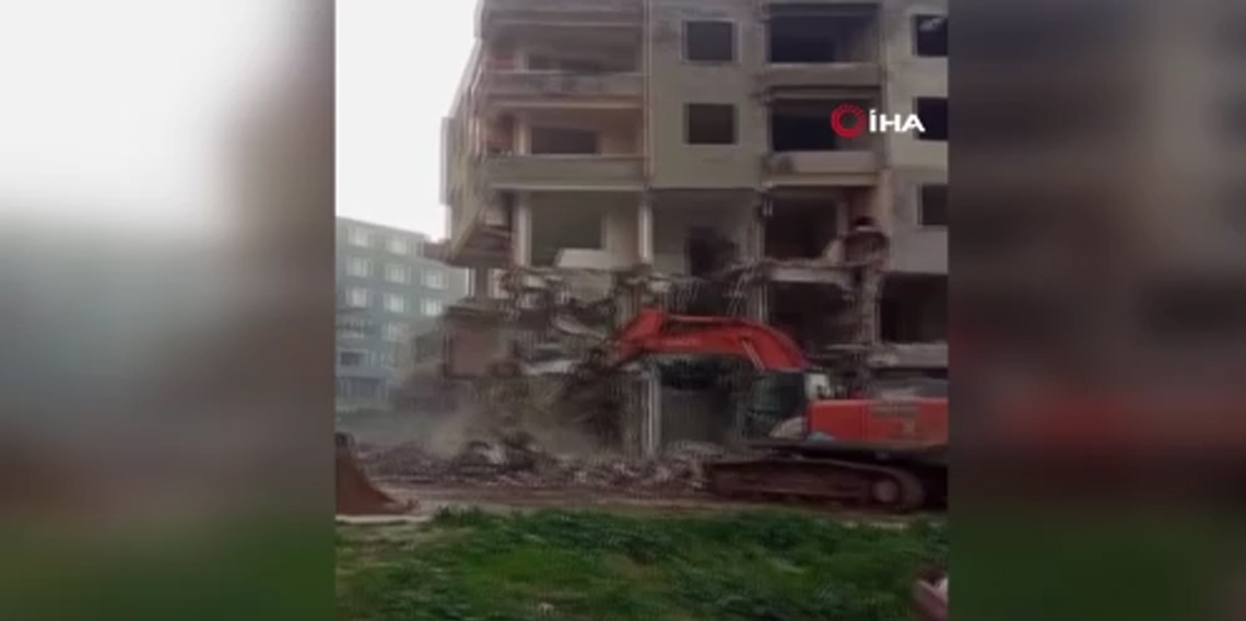 Hatay’da hasarlı 5 katlı bina iş makinesinin darbesiyle yerle bir oldu