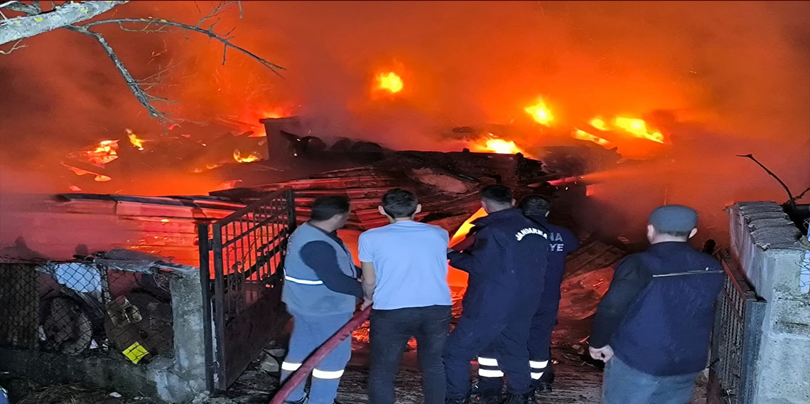 Kastamonu’da iki katlı ahşap ev yandı, iki büyükbaş hayvan telef oldu