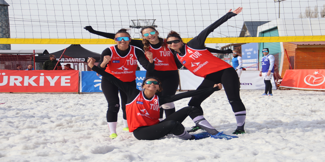 Palandöken Kayak Merkezi'nde kar voleybolu coşkusu