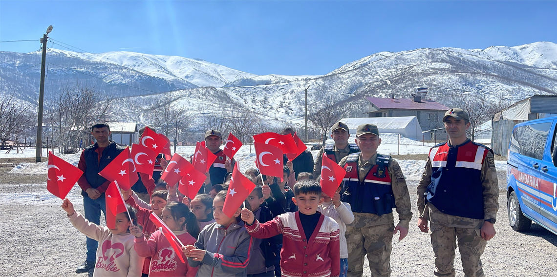 Tatvan’da jandarmadan öğrencilere anlamlı destek