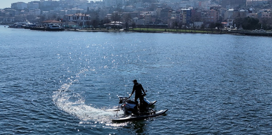İstanbul’da hem denizde hem karada gidebilen motosiklet yaptı