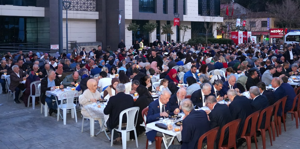 Trabzon'daki dernekler, Ortahisar Belediyesi önündeki iftar yemeğinde buluştu