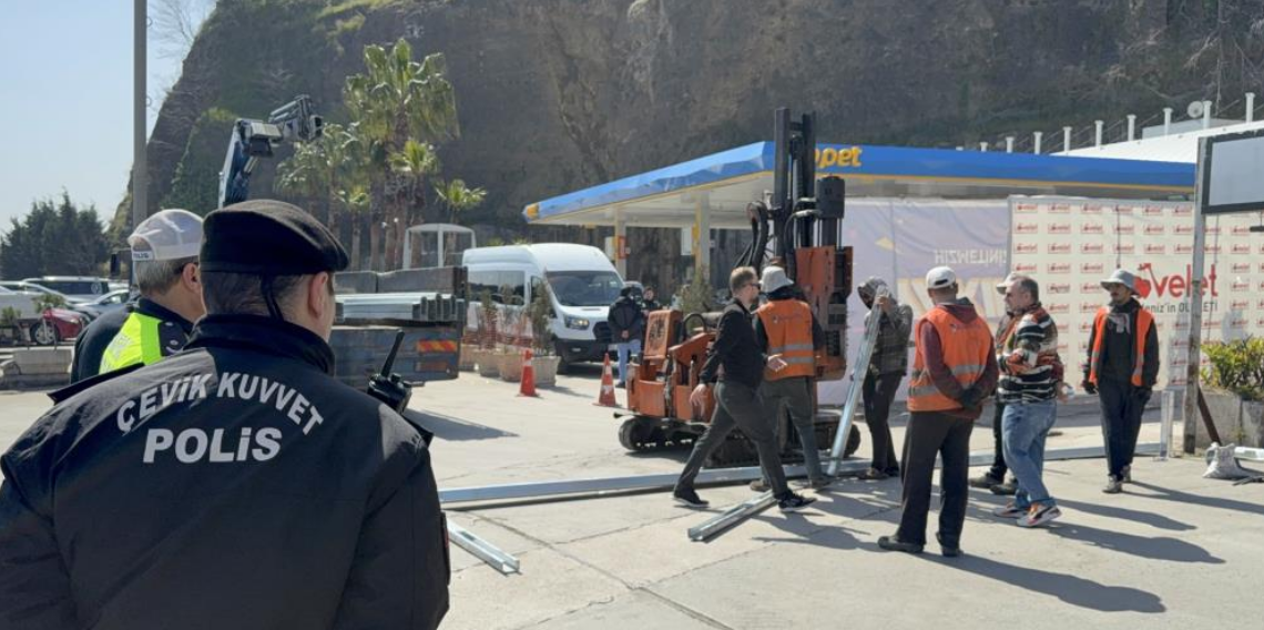 Facianın yaşandığı Lovelet AVM'de araç giriş-çıkışları bariyerlerle kapatıldı