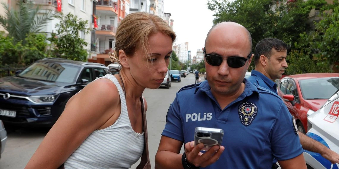 Rus turist, kaybolan saatini GPRS'den buldu polisle saatine kavuştu