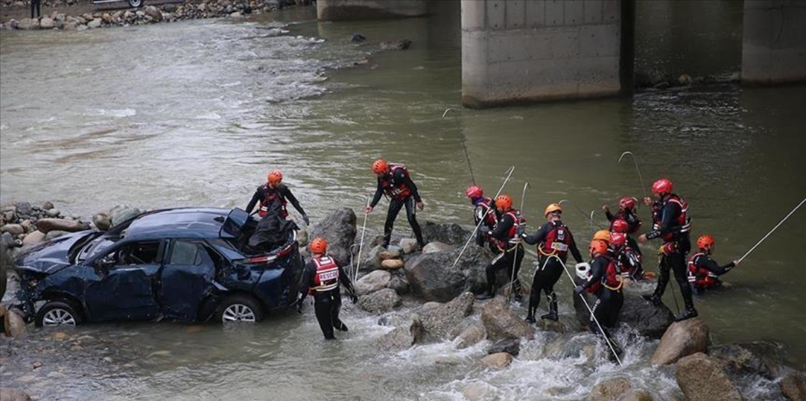 Artvin’de Otomobil Çoruh Nehri’ne Uçtu: Baba ile Oğlu Aranıyor