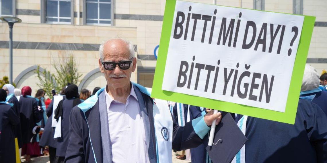 75 Yaşında Diploma Sevinci! Bayburtlu Yazar Azmiyle Gençlere İlham Oldu