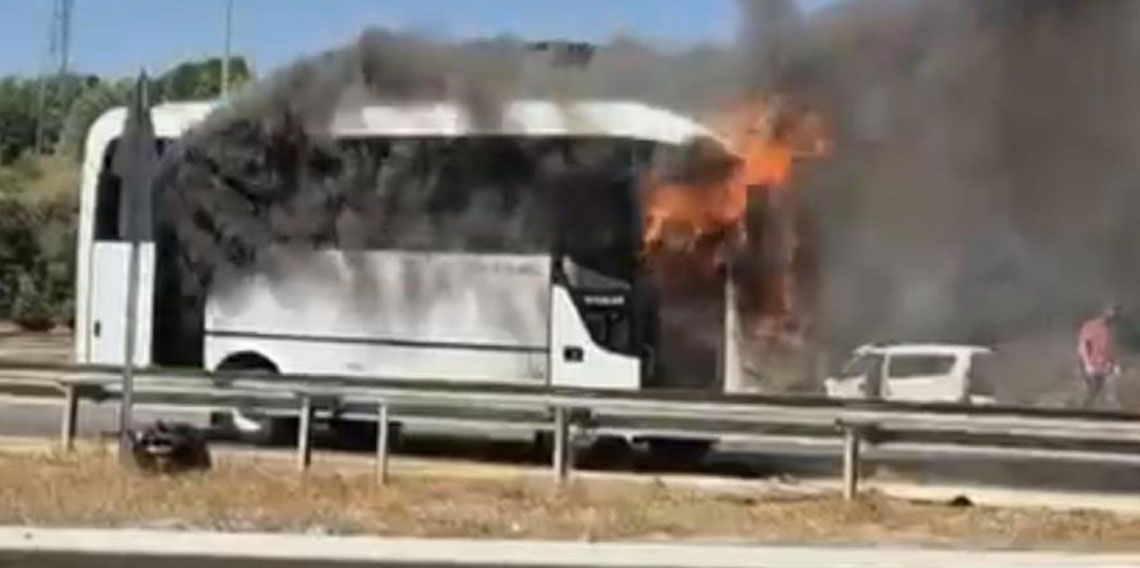 Bolu’da seyir halindeki midibüs alev alev yandı