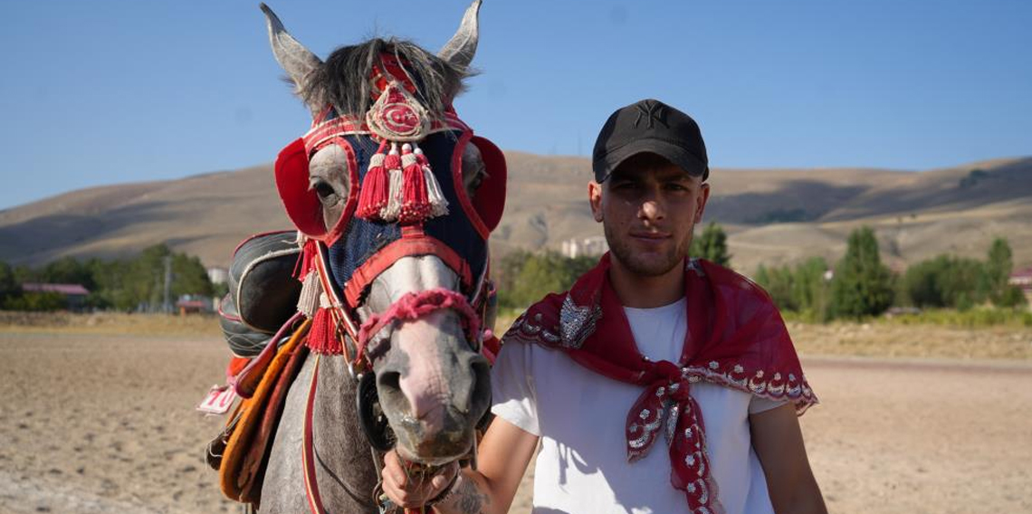 Bayburt'ta Cirit sporcusuna özel asker eğlencesi