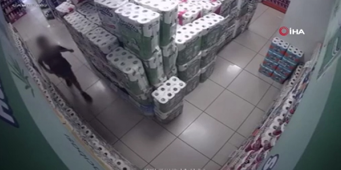 Müşteri gibi girdiği marketi kundaklayan çocuk kamerada