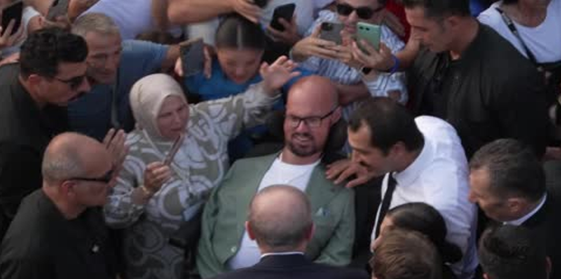 Samsun'da Erdoğan'dan engelli gence duygulandıran jest