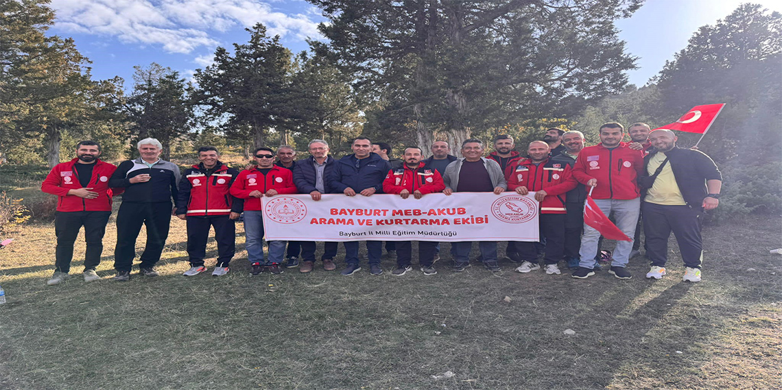 Bayburt'ta doğa yürüyüşü yapıldı fidanlar toprakla buluşturuldu