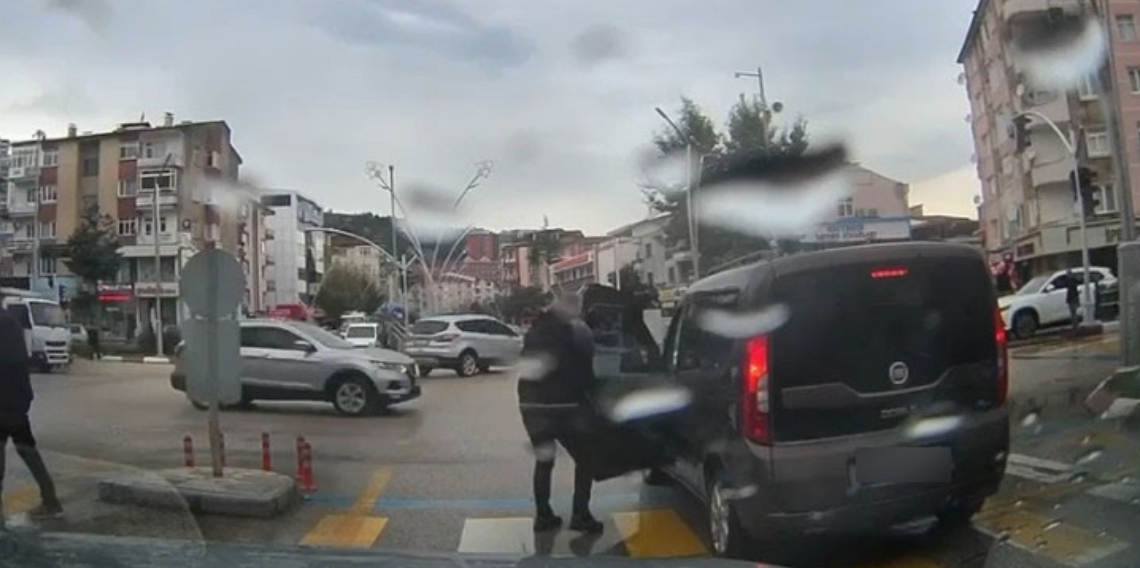 Ambulansa yol açmak için araçlarından inip sürücüyü uyardı