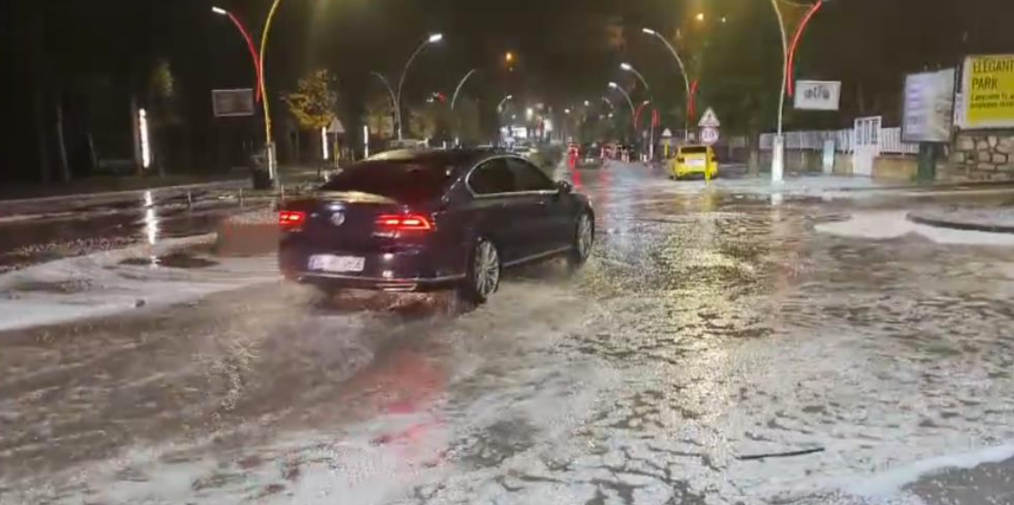 Bayburt’ta Dolu ve Sağanak Etkili Oldu: Cadde ve Sokaklar Su Altında Kaldı