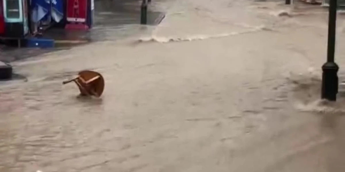 İzmir'de sağanak yağış: Çeşme'de yollar göle döndü