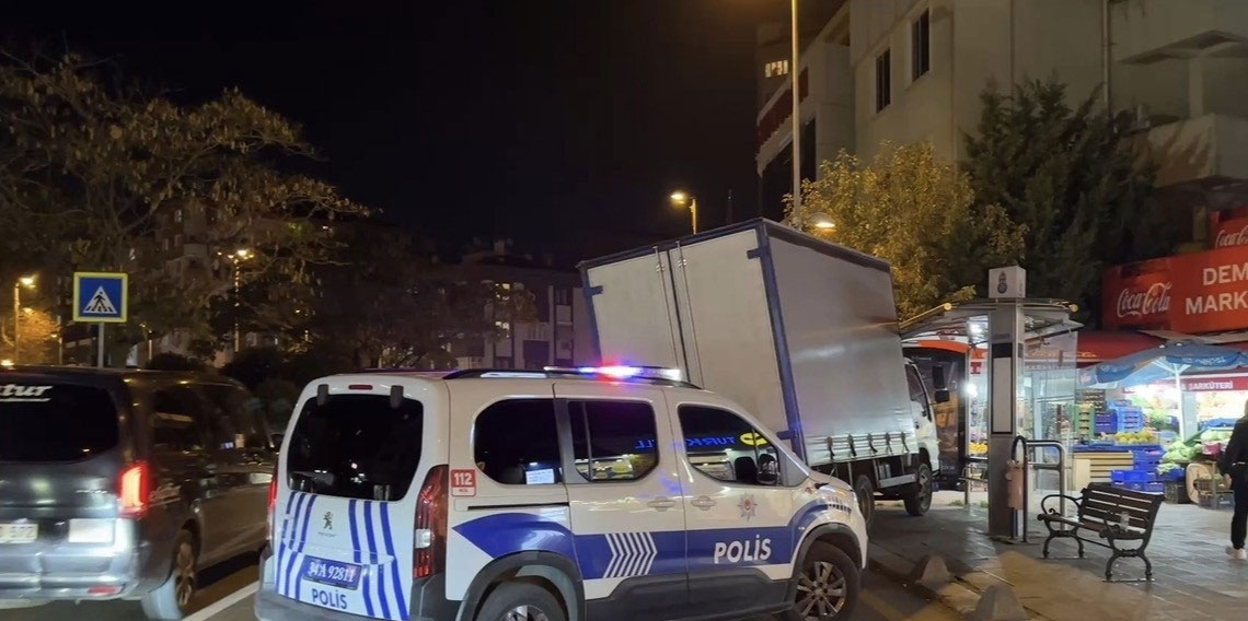 Kamyonet durağa daldı: Kaza anı kamerada