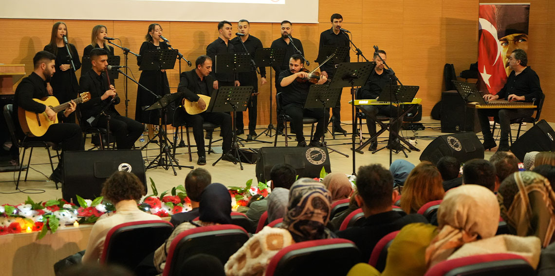 Bayburt'ta müzik öğretmenleri sahne performanslarıyla göz doldurdu