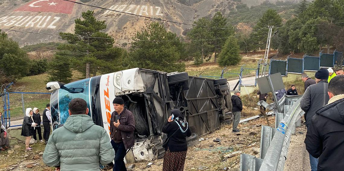 Yolcu otobüsü şarampole devrildi: 1 ölü, 18 yaralı