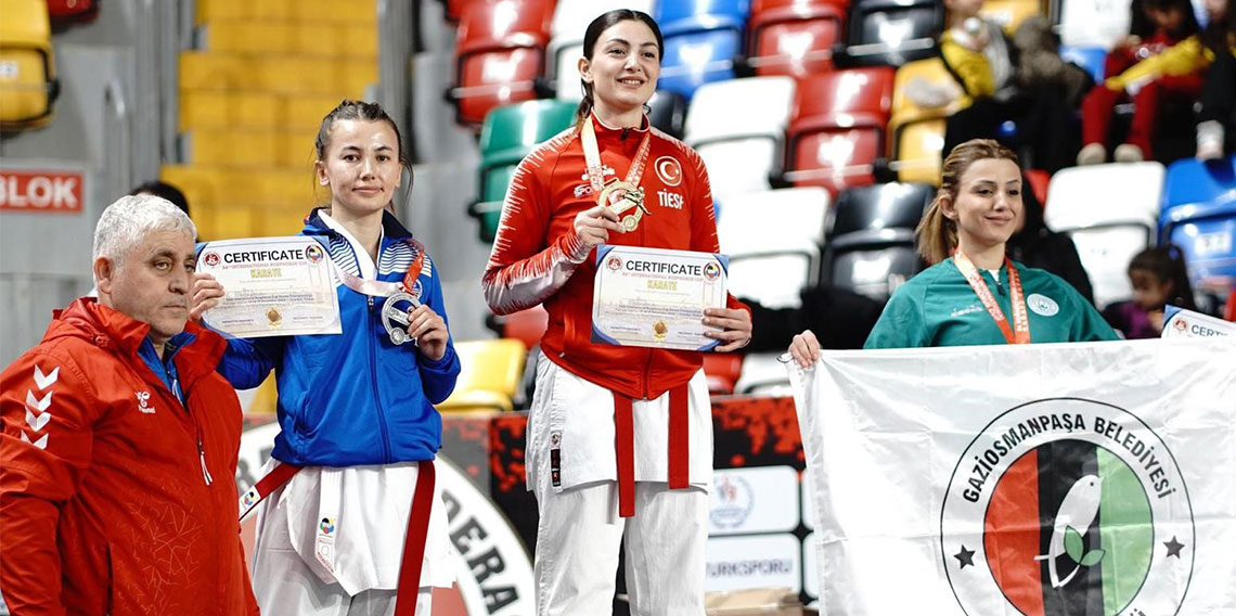 Samsunlu Sinem, Boğaziçi Karate Şampiyonası'nda şampiyon oldu