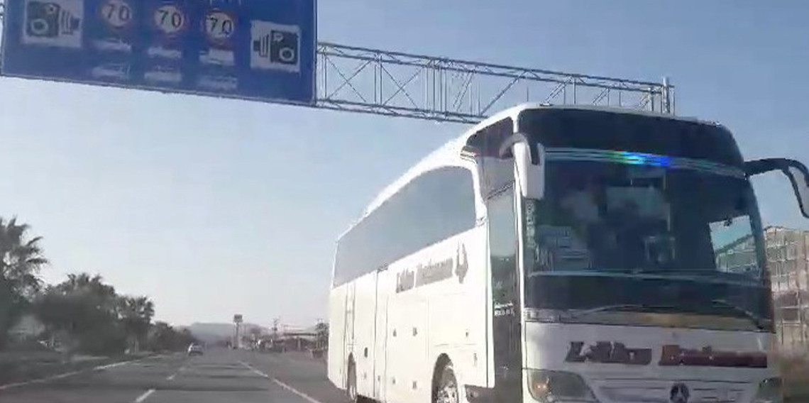 Ana yolda tersten giden yolcu otobüsü trafiği tehlikeye attı