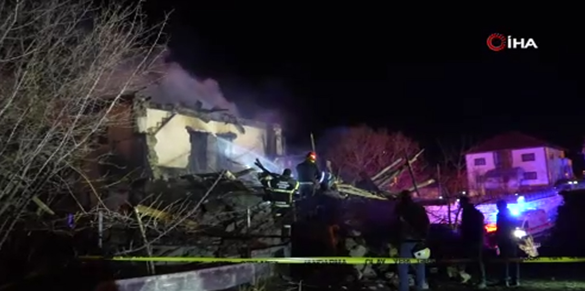 Gümüşhane’de yangın sonrası ekipler çalışırken ahşap ev çöktü