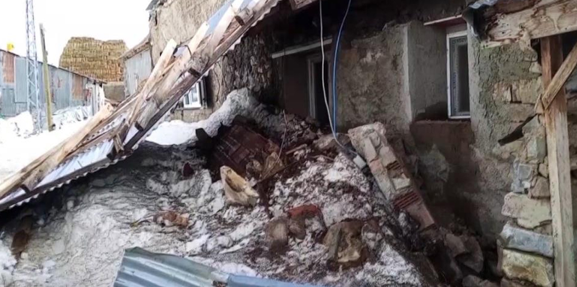 Erzincan’da fırtına çatıları uçurdu