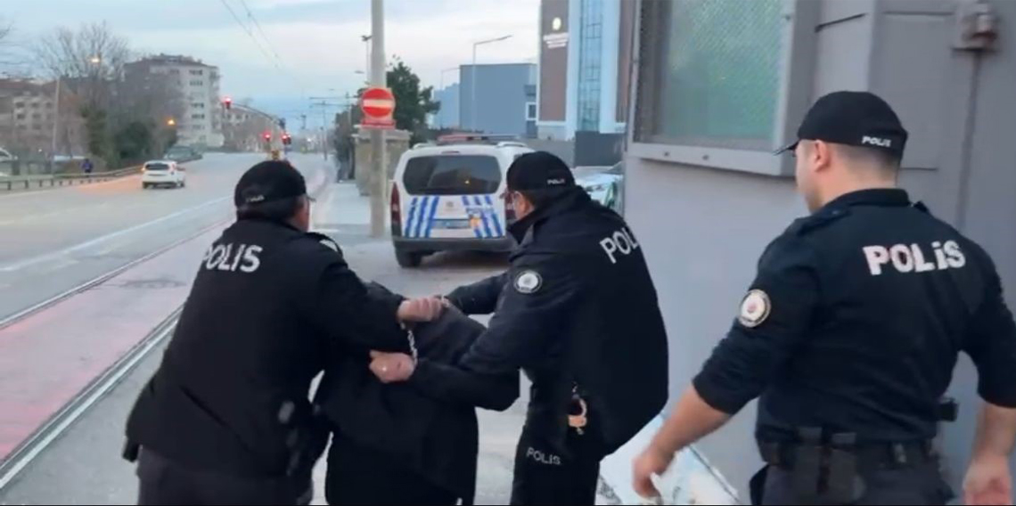 Polisin baskın düzenlediği evde silah, tarihi eser, uyuşturucu ele geçirildi