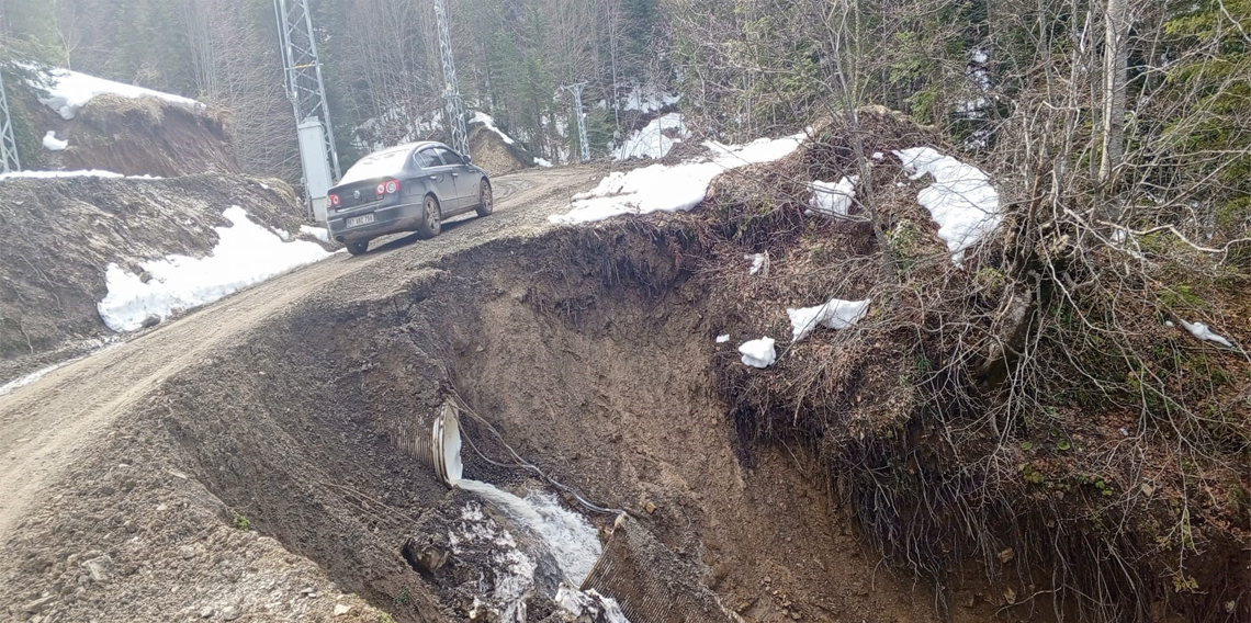 Kastamonu’da heyelan sebebiyle yol çöktü