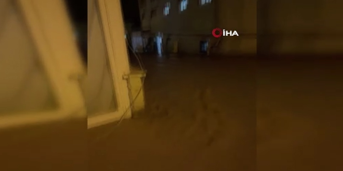 Siirt’te sağanakta göle dönen yollarda araçlar mahsur kaldı