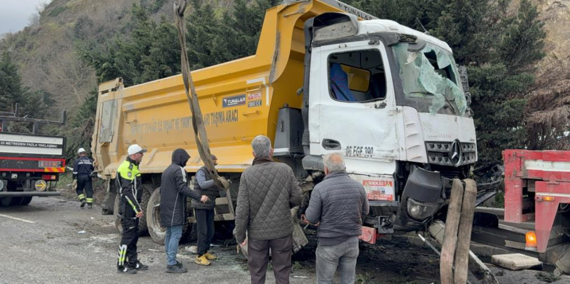 Canik’te Hafriyat Kamyonu Refüje Çarptı