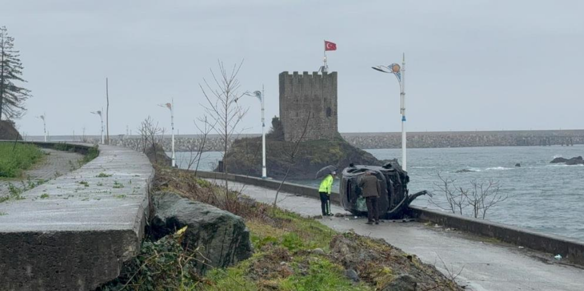 Rize’de Takla Atan Otomobil Denize Uçmaktan Beton Bariyerle Kurtuldu