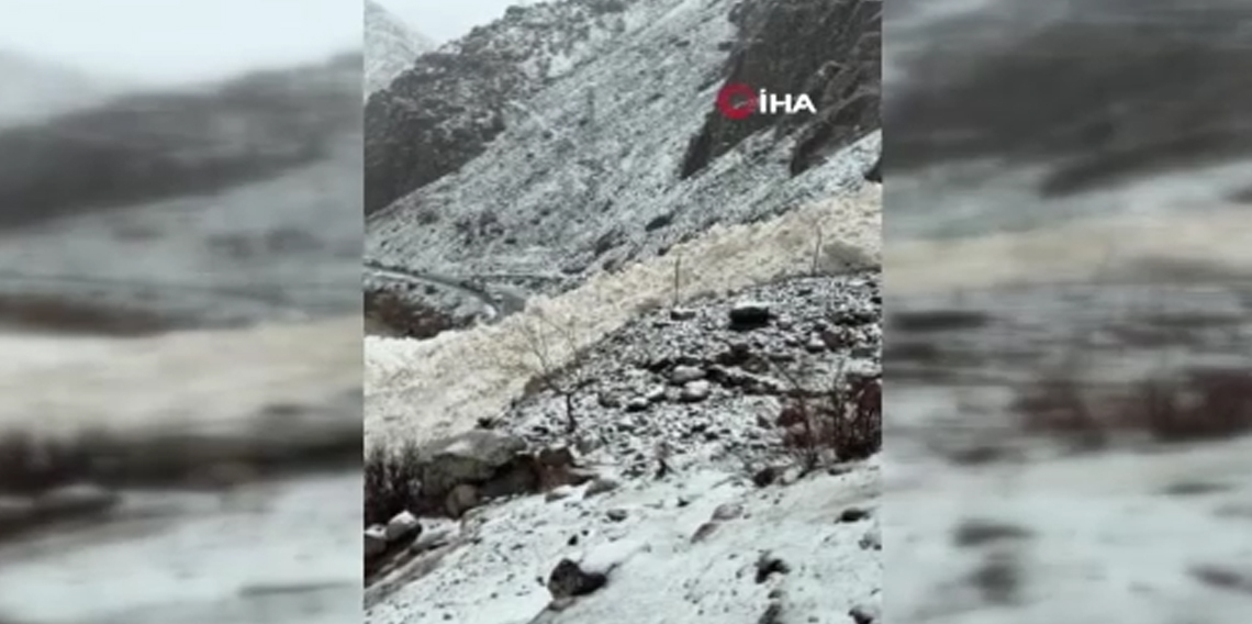 Hakkâri-Çukurca kara yoluna çığ düştü: Sürücüler yolda kaldı