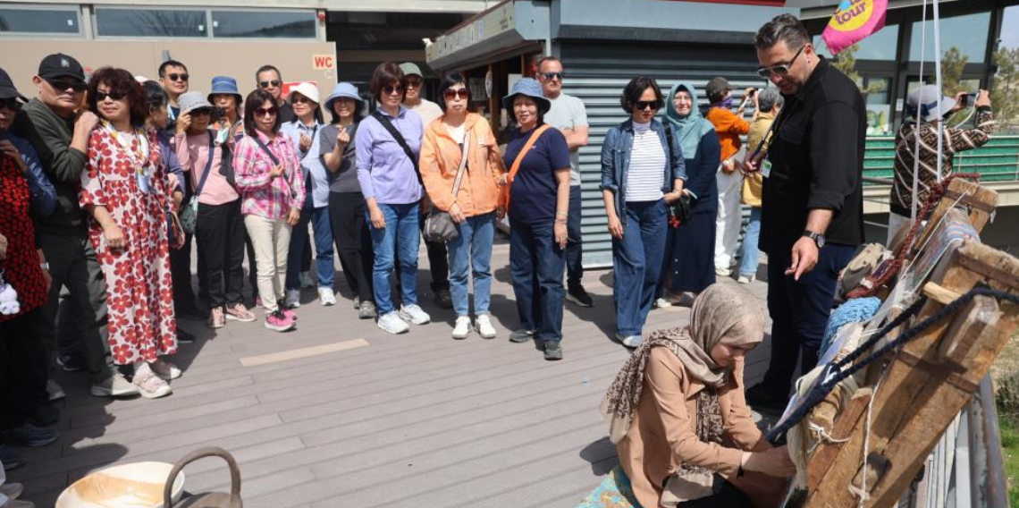 Kapadokya’da turistler el sanatlarını deneyimledi: Halı dokuyup çanak yaptılar