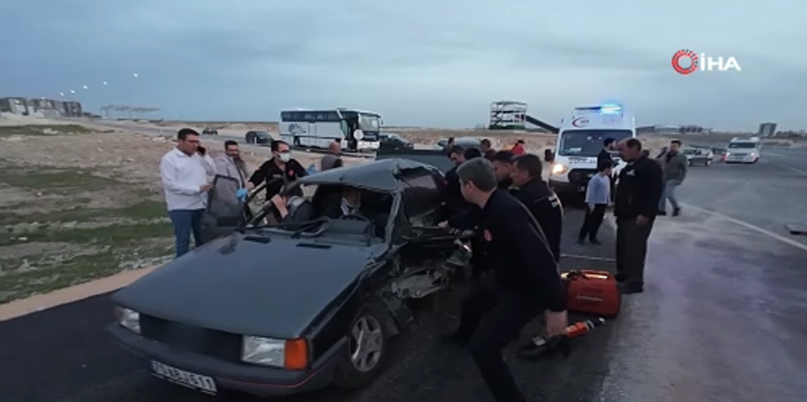 Kaza sonrası araçta sıkışan karı kocayı itfaiye kurtardı