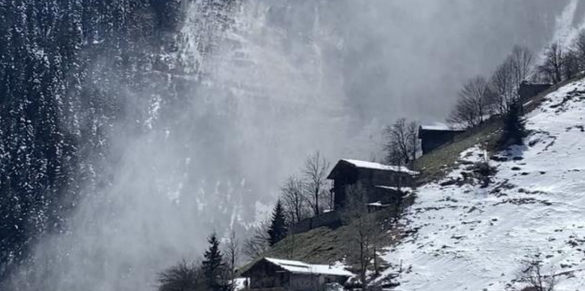 Trabzon Çaykara’da çığ anı kamerada: Seyrantepe’de korkutan görüntü